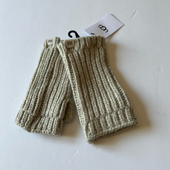 UGG WOMENS RIBBED FINGERLESS MITTENS GLOVES LIGHT GRAY OS NWT - Picture 4 of 14